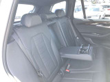 後席も使用感はさほど感じず、運転席・助手席同様に清潔感があります。後席シートもしっかりと作り込まれていますので、座り心地も悪くありません。是非、実車にてご確認下さい。