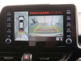 パノラミックビューモニター付きです。車両を上から見たような映像をディスプレイオーディオ画面に表示。運転席からの目視だけでは見にくい、車両周辺の状況をリアルタイムでしっかり確認できます。