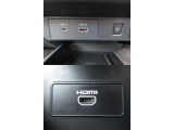 USBタイプA・タイプC・HDMI接続が可能です。Apple CarPlayやAndroid Auto連携機能もあります。携帯電話のワイヤレス充電にも対応。