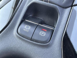 【電動パーキングブレーキ】ブレーキを踏んで停車したときにブレーキペダルから足を離しても停車状態を維持することができます。