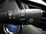 【オートライト】車外の明るさに応じて、自動的にライトの点灯・消灯をしてくれます。