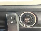 【キーレススタートシステム】カバンやポケットに入れたままでもドアの施錠・解錠が可能なスマートキーを装備。エンジンのオン・オフ時もカギを取り出す必要が無いからとっても便利です♪