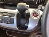 自然に手が届き、操作性の良いインパネシフトに、パーキングブレーキは、フットブレーキタイプなので、運転席と助手席の間はすっきりしています。
