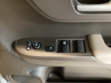 電動格納式リモコンドアミラーと、パワーウィンドウスイッチ等は運転席ドアにあります。