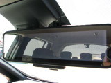 スマートルームミラーです。多人数乗車時やお荷物の多い時でも カメラで後部を映し出します。