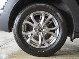 【純正アルミホイール】外観にマッチした純正アルミホイールを装着しております。ノーマルタイヤ、スタッドレスタイヤも広島マツダにお任せください。