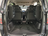 3列目シートを跳ね上げればラゲッジスペースを更に広く使えます。