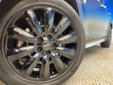 ●純正18インチアルミホイール:輸入車ならではの卓越した走りを支えるホイールと足回りです!日本車の走りに慣れている方にもぜひ体感して頂きたいほど、高いレベルでまとまっています!