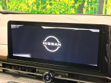 【メーカー純正ナビ】インテリアに溶け込むスタイリッシュな「専用設計」メーカーナビを装備♪視認性や操作性など基本性能にも優れ、より上質なカーライフをお楽しみいただけます。