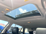 【サンルーフ】開放感たっぷりの希少装備、サンルーフが装着されています!車内に明かりを取り入れたり景色を楽しむ以外にも、車内の空気も簡単に換気できて快適です!
