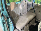 後部座席も気になるようなキズ・汚れやへたり等、大きなダメージはなく、良好な状態です。