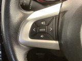 ステアリングにオーディオ操作スイッチが付いています。オーディオ画面に直接タッチしなくても操作が出来ますので、運転に集中できます。