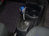 操作が楽なフロアシフトです、レバー式パーキングブレーキで足元インパネ周りもすっきりしています。