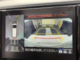 バックカメラの他に上から見下ろしたような画像が見れるアラウンド(全方位)モニター。前後左右を把握できる、すごい機能が装備されています!
