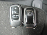 スマートキー付。キーを取り出さなくてもドアロックの施錠・開錠、エンジンの始動が出来ます。雨の日や荷物の多い日にとても便利ですね。