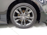 純正アルミホイール装着。