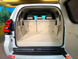 後席を格納すると、これだけの広さが!シーンに合わせたシートアレンジで、大きな荷物も積むことが出来ます♪