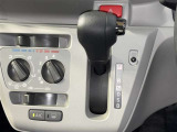 シフトレバーはインパネに配置されています。