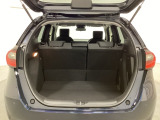 ラゲッジも広く使いやすいトランクは、開口部も広く荷物の積み下ろしもしやすいお車となっております。リアシートの背もたれは6:4の割合で分割して可倒できるので、長いお荷物などを載せることもできます。