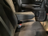 アームレストは、運転中の腕をしっかりと支えることで、疲労を大きく軽減してくれます。