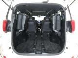 大きな開口幅で荷物を出し入れしやすいのが魅力のラゲージスペースです!リヤシートのシートバックの工夫で、更に積載容量が広くなり、よりたくさんの荷物の収納・長尺の荷物の収納が可能になります♪