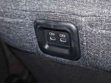 後席の方も使いやすい様に全席の後ろにスマートフォンなどを充電できるUSB端子を装備していますよ(^^)/