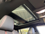【サンルーフ】開放感たっぷりの希少装備、サンルーフが装着されています!車内に明かりを取り入れたり景色を楽しむ以外にも、車内の空気も簡単に換気できて快適です!