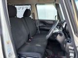 【運転席】座り心地が良いシートなので長時間の運転でも快適にお過ごしいただけます。新品のフロアマットのご注文も可能です。掲載箇所以外にご希望の写真がございましたらお気軽にお問い合わせ下さい。