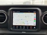 タッチスクリーンをタップするかスワイプするだけですべての機能を呼び出せます。Apple CarPlayおよびAndroid Autoに対応しスマートフォンとのシームレスな 連携も実現。さらに、USBポートを標準装備しています。