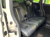 後部座席も気になるようなキズ・汚れやへたり等、大きなダメージはなく、良好な状態です。