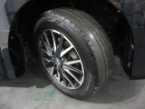 タイヤは ブリヂストン   2022年製がついています。そして足元を精悍に引き締めるホンダ純正16インチアルミホイール、おしゃれは足元から、カッコイイですね!