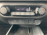 フルオートエアコン搭載。温度設定だけで、車内はいつも快適な空間を維持できます。