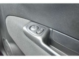 運転席側ドアの内側スイッチでドアミラーの角度の調整が可能です。