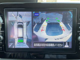 ギアを『R』に入れるとナビ画面に、まるで雲の上から覗いているような映像が映り、駐車をサポートしてくれます。
