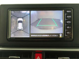 パノラミックビューモニター付きです。車両を上から見たような映像をモニター画面に表示。運転席からの目視では見にくい、車両周辺の状況をリアルタイムでしっかり確認できます。