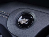 【プッシュスタート】キーが車内にあれば、エンジンの始動・停止はブレーキを踏んでスイッチを押すだけ!キーを取り出す手間を省き、ワンプッシュで操作するので簡単でスムーズ!