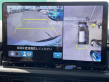 【マルチビューカメラシステム】まるでクルマを真上から見下ろしたかのような視点で駐車をサポートします!クルマの斜め後ろや真横など、前後左右の4つのカメラの映像が合成されて、モニターに映し出されます。