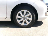 15インチ純正アルミホイール。路面に近いホイール部分は特に目立ちますし、車のイメージも大きく変わりますよ!