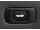 ボタン一つでトランクオープンが可能!車内から操作できる為、非常に便利な装備の一つとなります!