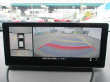 車両の前後左右にある4つのカメラを合成することで、まるでご自身のクルマを空から見ているような俯瞰での映像を映し出してくれます。バック時ももちろんのこと、前進時に視界の悪い交差点でも役に立ちますね。