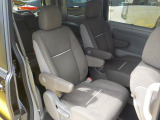 後席も余裕の広さ!ゆったりくつろげます!!これなら長距離ドライブも問題ありません。