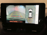 【パノラミックビューモニター】映像で、見づらい車両周辺の確認をアシスト。クルマを真上から見ているような映像を表示。 運転席から確認しにくい車両周囲の状況を把握。