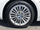 BMW純正17インチホイール。洗練されたデザインで、足元の個性を引き立てます。