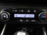 オートエアコンです。車内を設定温度に保ち、快適空間をキープします。