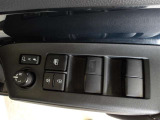パワーウィンドウスイッチで運転席から全席の窓の開閉ができます。