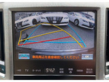カラーバックカメラが付いています!バックにギアを入れると、後方視界が自動的にマルチ画面に映し出されます!夜も明るく見えますので、すごく便利!!一度使うとカメラ無しには乗りたくない程!