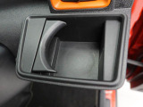 カップホルダーは運転席や助手席からちょうど手の届く位置です!!