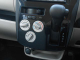 シフト周りもスッキリしてシンプルなデザインです!操作も簡単です。空調スイッチは使いやすい形状です。