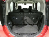 左右独立でリアシートが倒れるので長尺の荷物も積むことが可能です アレンジ次第で有効活用が可能です