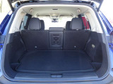 【ラゲッジスペース】しっかり容量が確保されていてます。バックドアも大開口で荷物の出し入れがしやすいです♪
